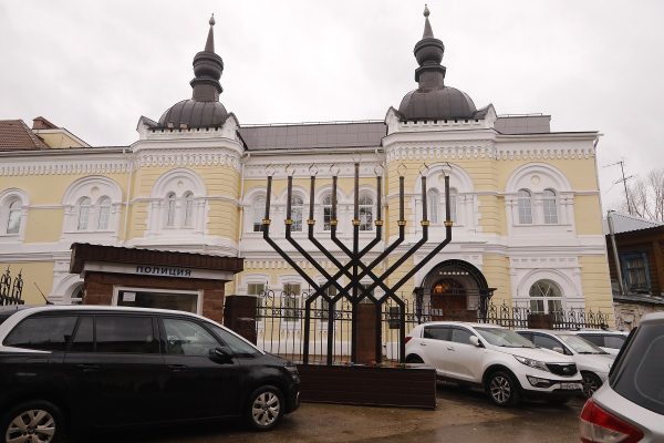 Стихийный мемориал в память о погибших израильтянах появился около синагоги в Нижнем Новгороде