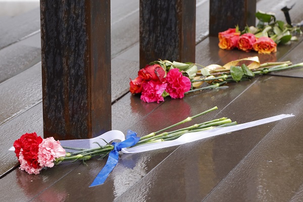 Стихийный мемориал появился около нижегородской синагоги