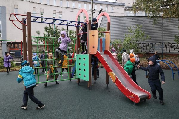 Две новые детские площадки появились в Нижегородском районе по программе «Вам решать!»