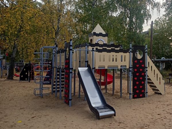 В Московском районе завершена установка детской площадки в поселке Левинка