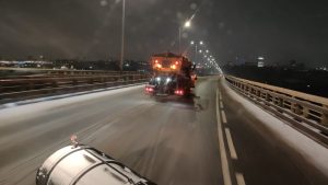 Общественные пространства и дворы приводят в порядок после снегопада городские службы