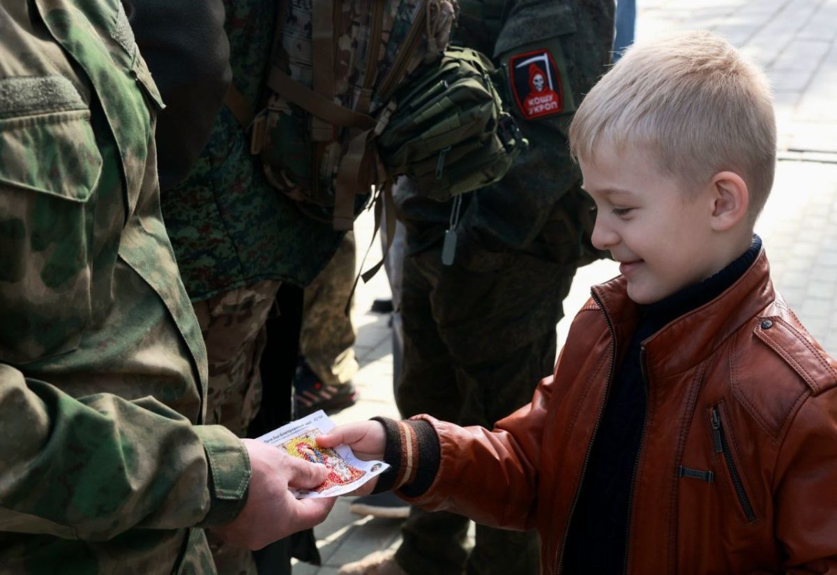 Юный житель Дзержинска подарил бойцу СВО икону, вышитую своими руками