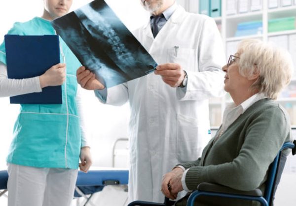 «До перелома заболевание протекает скрыто»: врач-гериатр рассказала, как предотвратить остеопороз