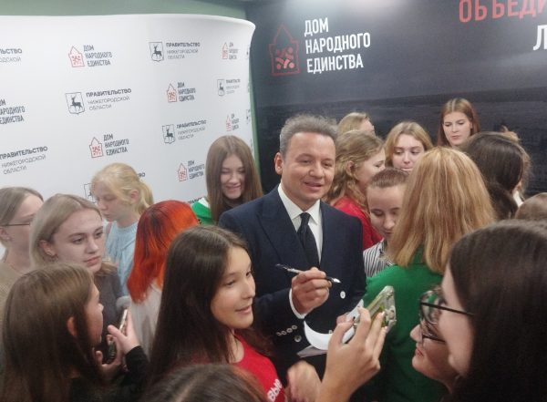 Актер из «Папиных дочек» Александр Олешко пообщался с нижегородскими школьниками
