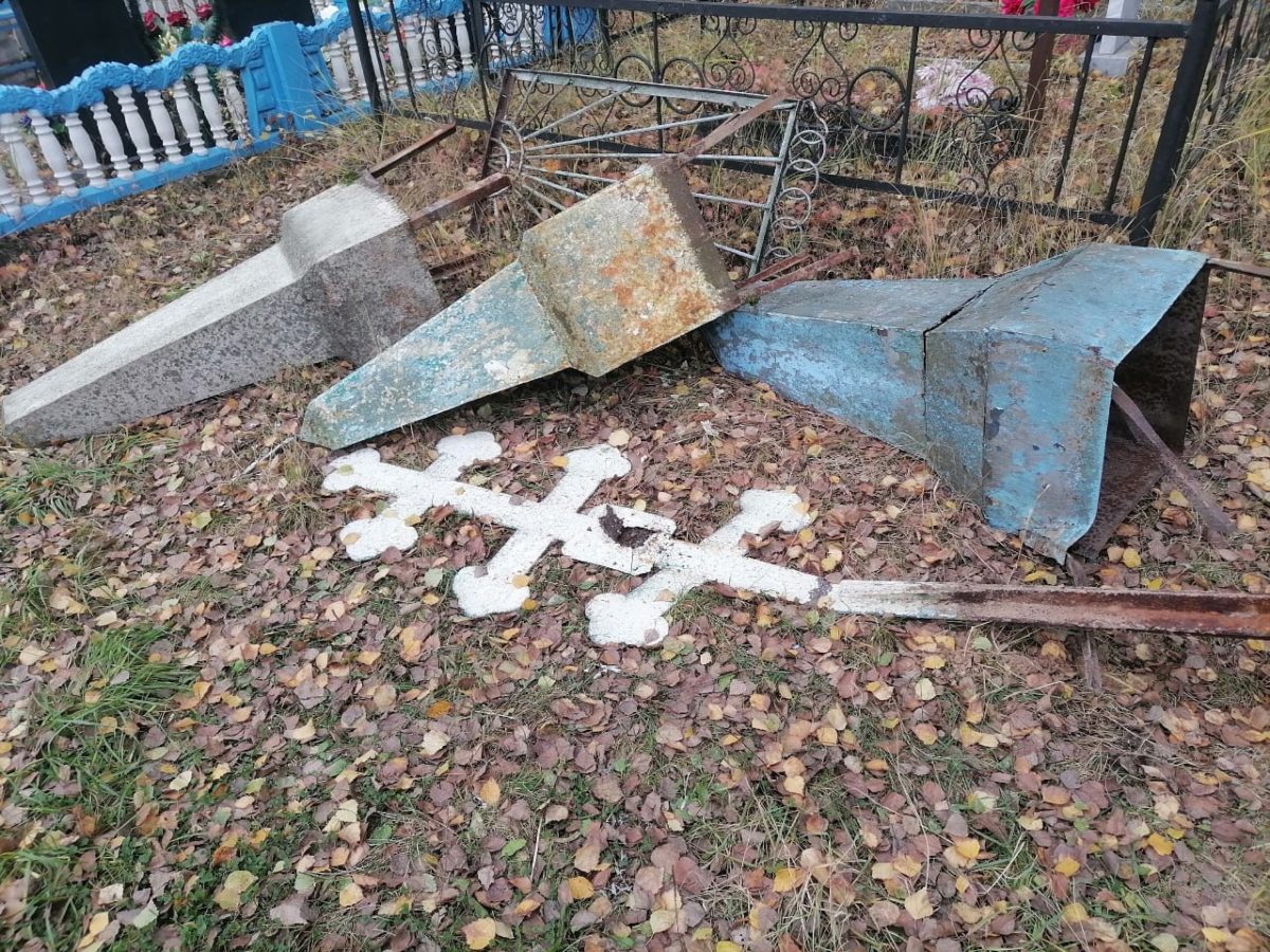 Вандалы разгромили Липовское кладбище на Бору