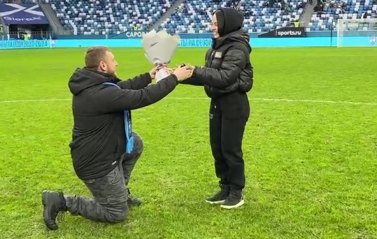Нижегородец сделал предложение девушке на футбольном матче