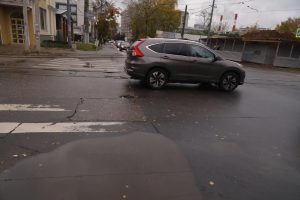 От дома до автосервиса: почему дороги в Нижнем Новгороде разрушаются через месяц после ремонта
