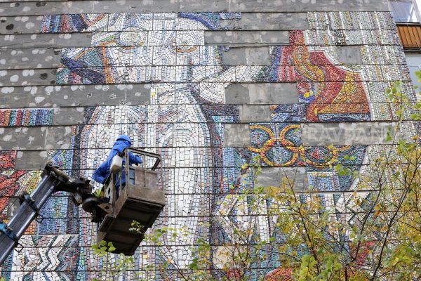 Опубликованы фото, как в Нижнем Новгороде демонтируют уникальную мозаику к Олимпиаде 1980 года
