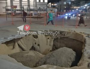 Яму на Большой Покровской около Лыковой дамбы заделают в ближайшее время