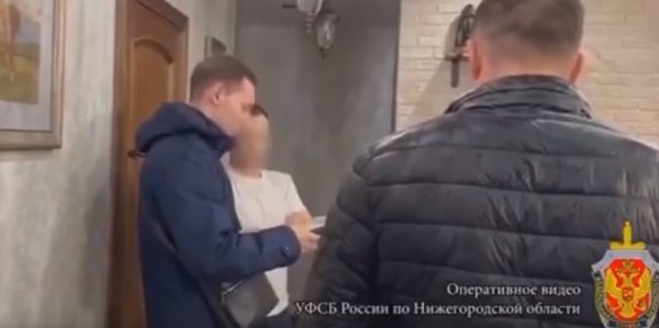 Опубликовано видео задержания сотрудника ДПС, который передал взятку налоговым инспекторам