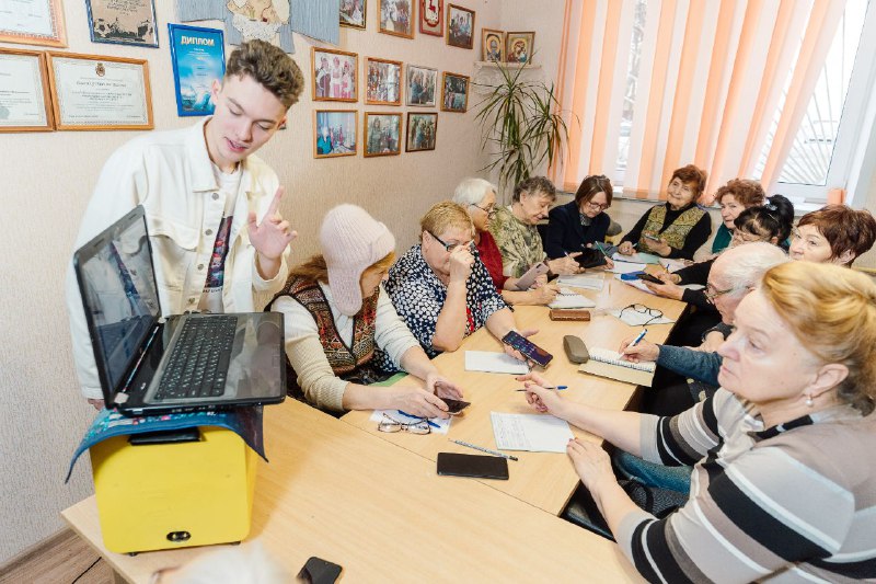 Социальные участковые помогают пенсионерам освоить смартфоны в Нижнем Новгороде