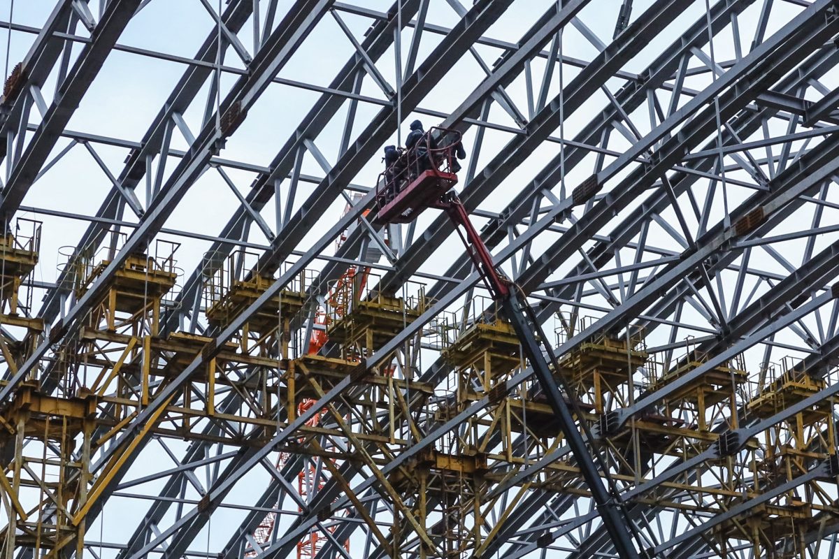 Монтаж металлических конструкций каркаса ледовой арены выполнен на 80%