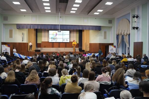 Более 300 студентов приняли участие во встрече с руководителями НКО в рамках программы «Обучение служением»