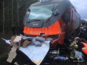 Электричка врезалась в грузовик на переезде в Балахнинском районе