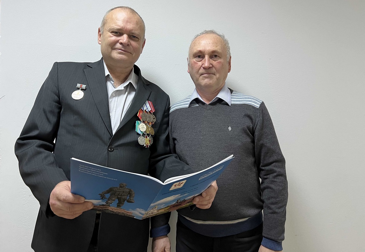 Участник боевых действий в Чечне Александр Сергеев (слева) и автор сборника Валерий Киселев