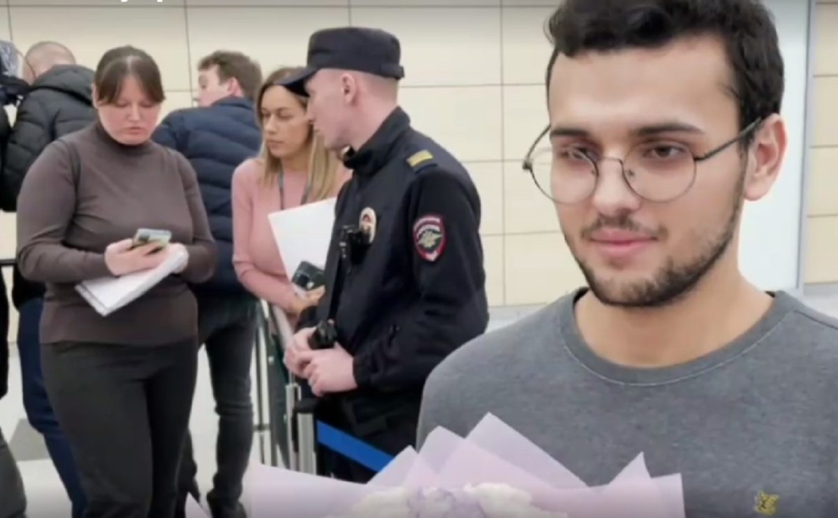 Эвакуированных из Газы россиян встретили в Домодедово 