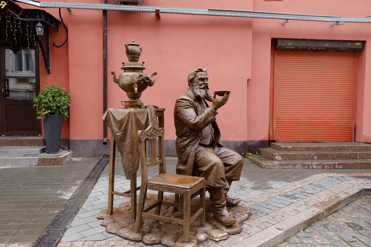 Купец, пьющий чай, – одна из недавних работ скульптора, установленная на Кожевенной улице