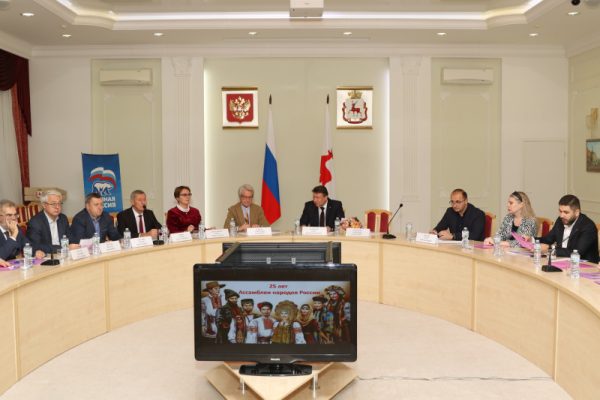 Олег Лавричев поздравил руководителей национально-культурных автономий
