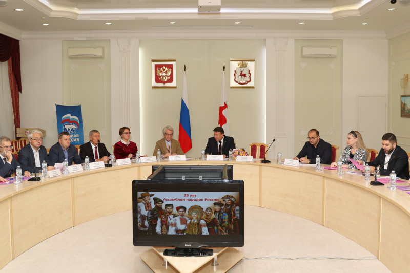 Олег Лавричев поздравил руководителей национально-культурных автономий