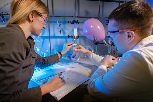Нижегородские химики научились создавать молекулы с запахом ландыша и цикламена