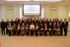 Олег Лавричев и Леонид Стрельцов вручили награды заслуженным работникам