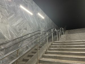 Ступени с автоподогревом установили в подземном переходе у Дворца спорта