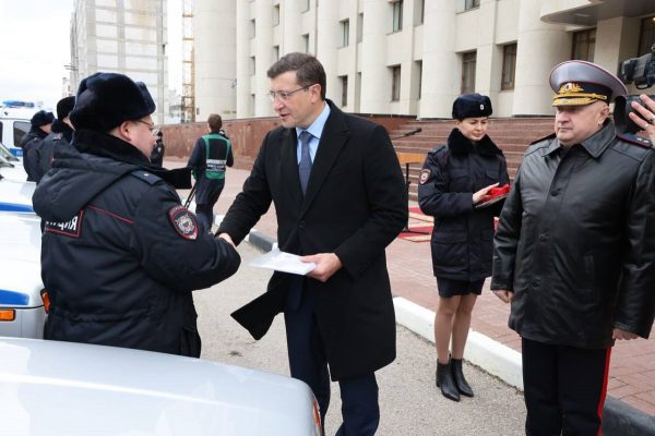 Глеб Никитин вручил нижегородским полицейским ключи от спецмашин
