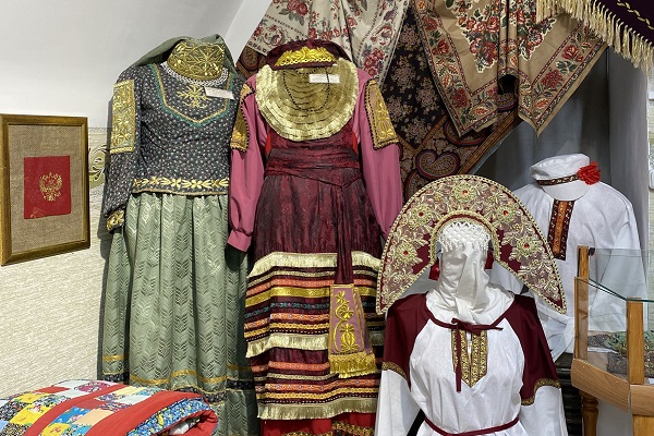 В музее хранятся уникальные образцы исторического костюма