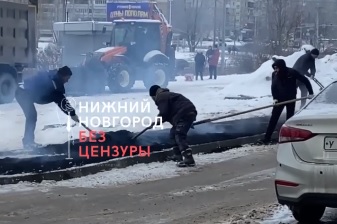 Нижегородский флешмоб: дорожники уложили асфальт в снег на Автозаводе