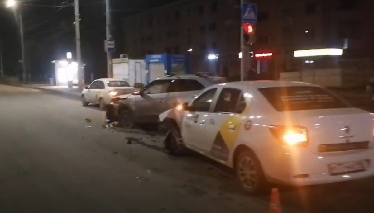 Три человека пострадали в ДТП с такси на проспекте Октября