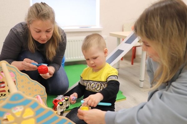 «Я не верила в бесплатную помощь»: какой путь проходят родители детей с аутизмом в Нижнем Новгороде