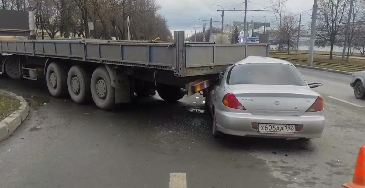 Иномарка влетела в фуру в Автозаводском районе