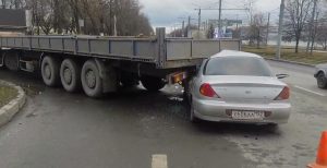 Иномарка влетела в фуру в Автозаводском районе