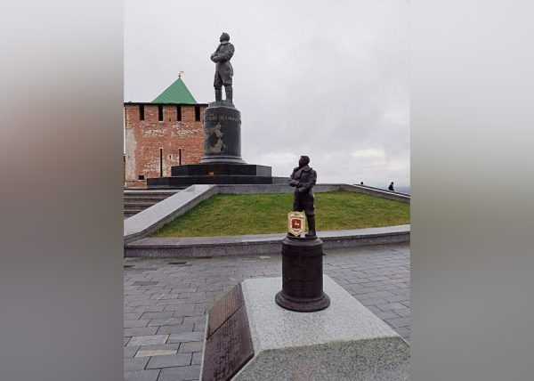 Миниатюра памятника Чкалову появилась у Нижегородского кремля