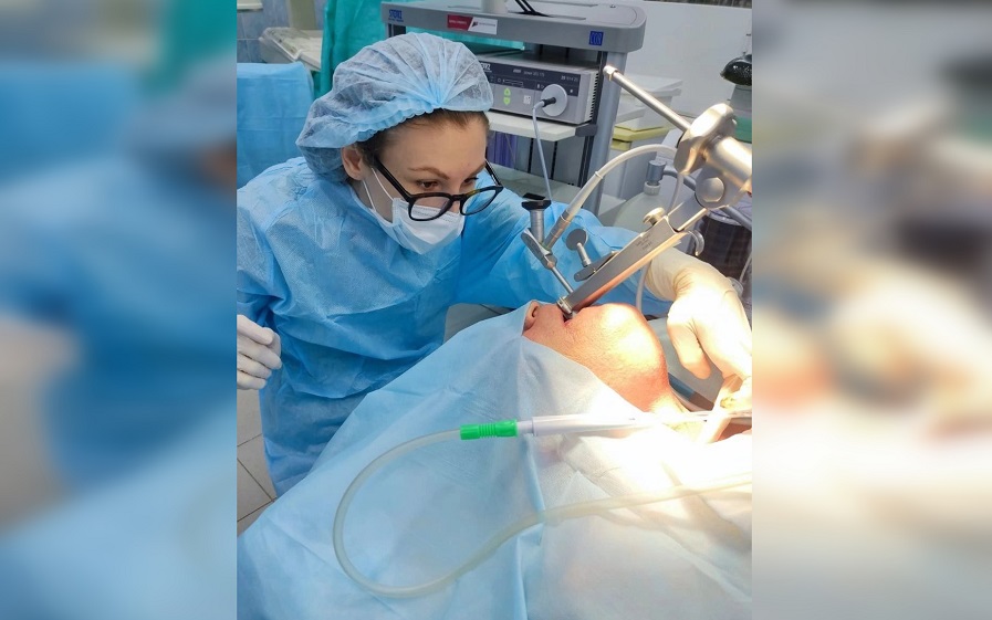 Нижегородские врачи впервые провели операцию по голосовому протезированию