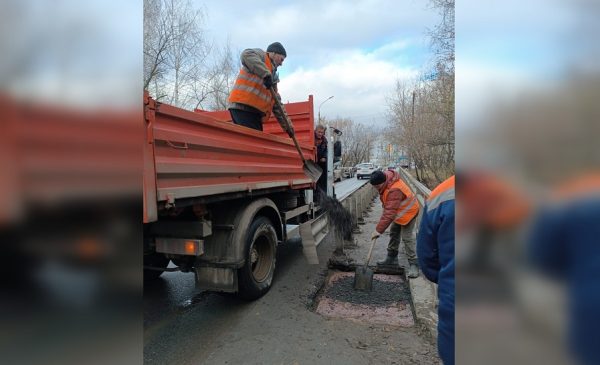 Заваленную снегом яму, в которую провалилась девочка в Ленинском районе, начали заделывать