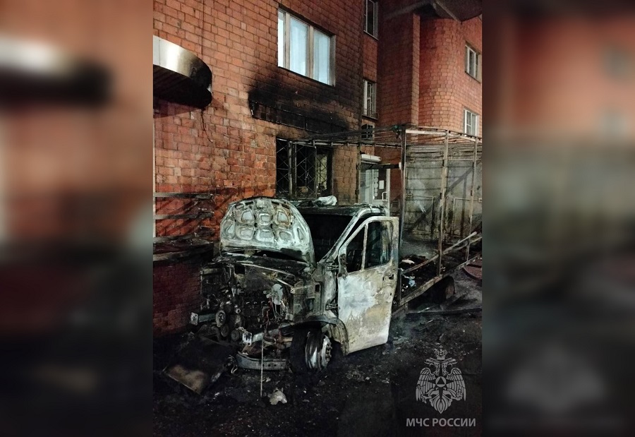 Грузовик сгорел во дворе дома на улице Плотникова в Нижнем Новгороде