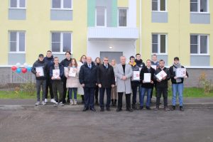 В Балахне 19 детям-сиротам вручили ключи от квартир в новом доме