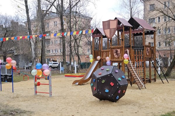 Детские игровые площадки установили в Автозаводском районе