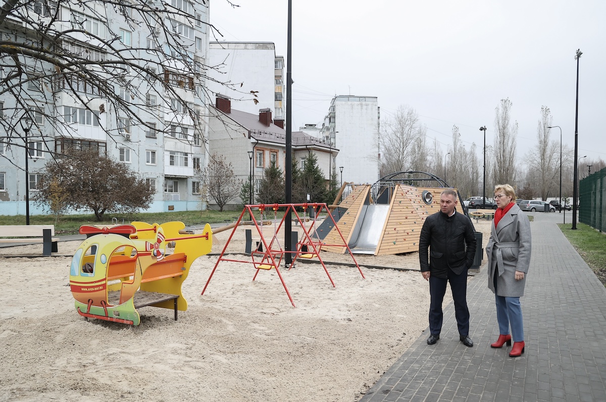 В военном городке на улице Федосеенко закончили благоустройство сквера