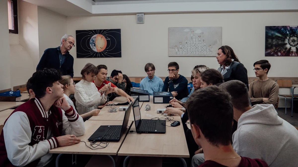 В гимназиях городов Нови Сад и Шабац прошли первые занятия