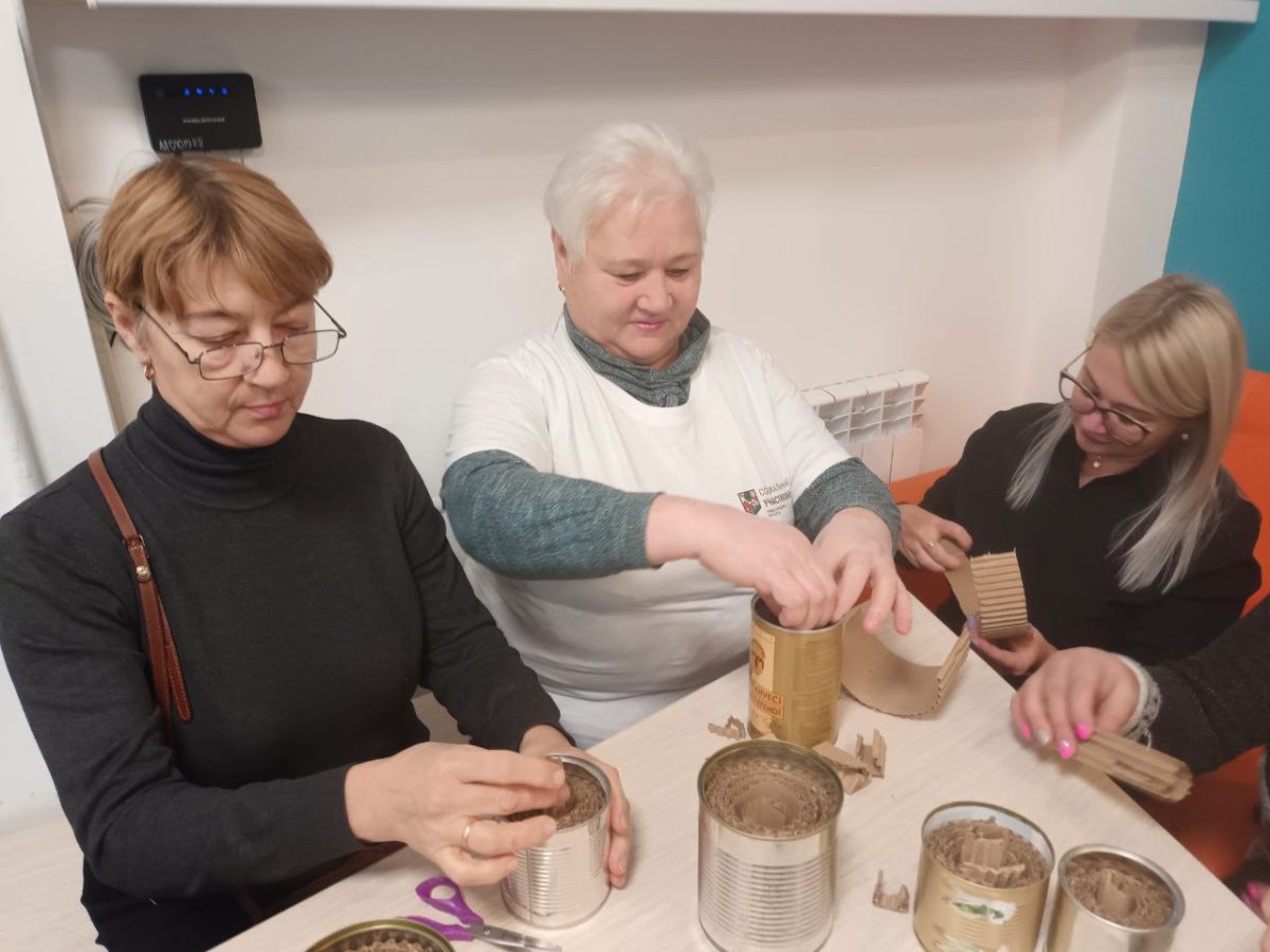 Социальные участковые организовали для нижегородцев мастер-класс по изготовлению блиндажных свечей