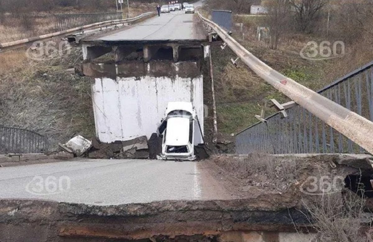 В Подмосковье обрушился мост под проезжающим автомобилем