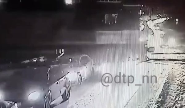 Три машины проехали на красный свет прямо перед приближающимся поездом в Кстове