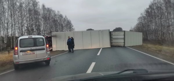 Перевернувшаяся фура перекрыла движение в Дивеевском округе