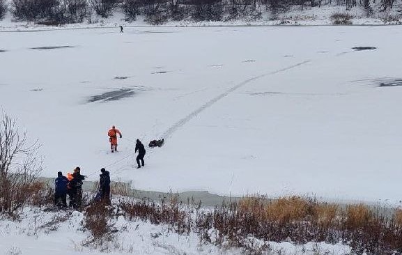 Рыбак провалился под лед на Гребном канале