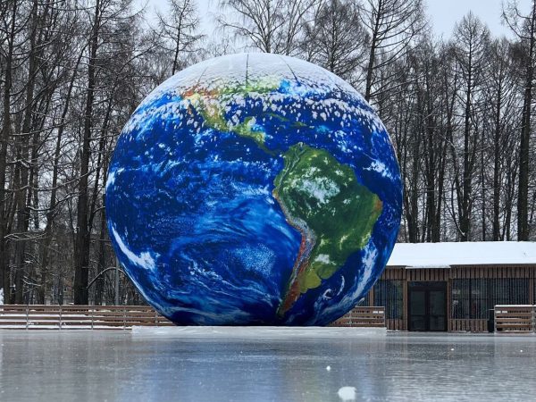Гигантскую фигуру Земли установили на катке в нижегородском парке «Швейцария»