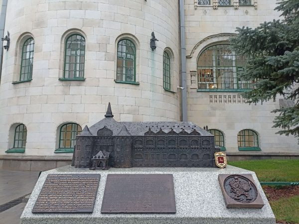 Мини-копия Госбанка появилась на улице Большой Покровской