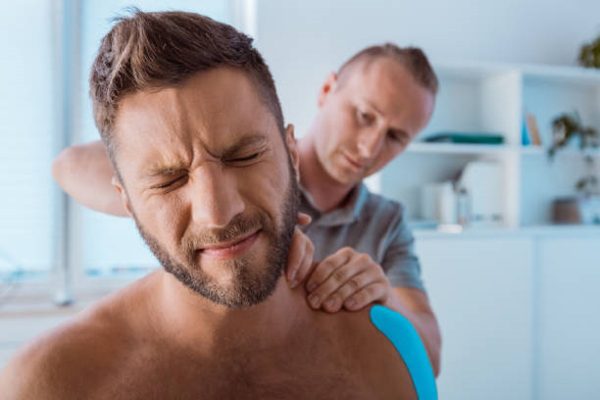 Врачи назвали опасные симптомы и причины боли в шее