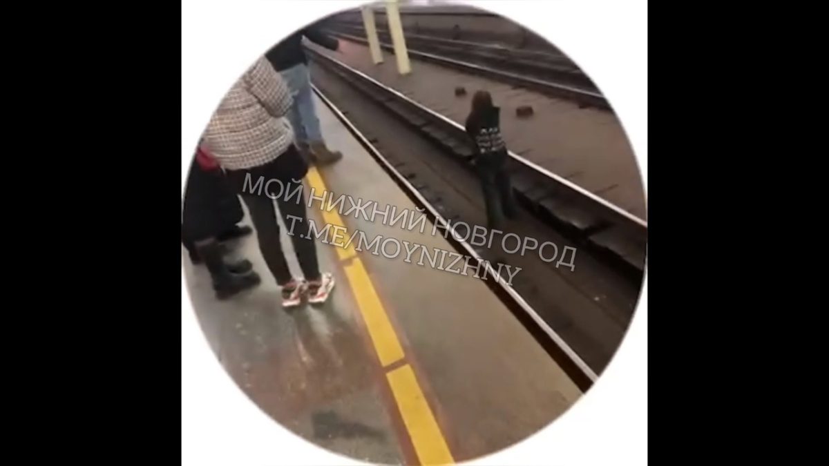 Пассажирку, сошедшую на рельсы, спасли в нижегородском метро
